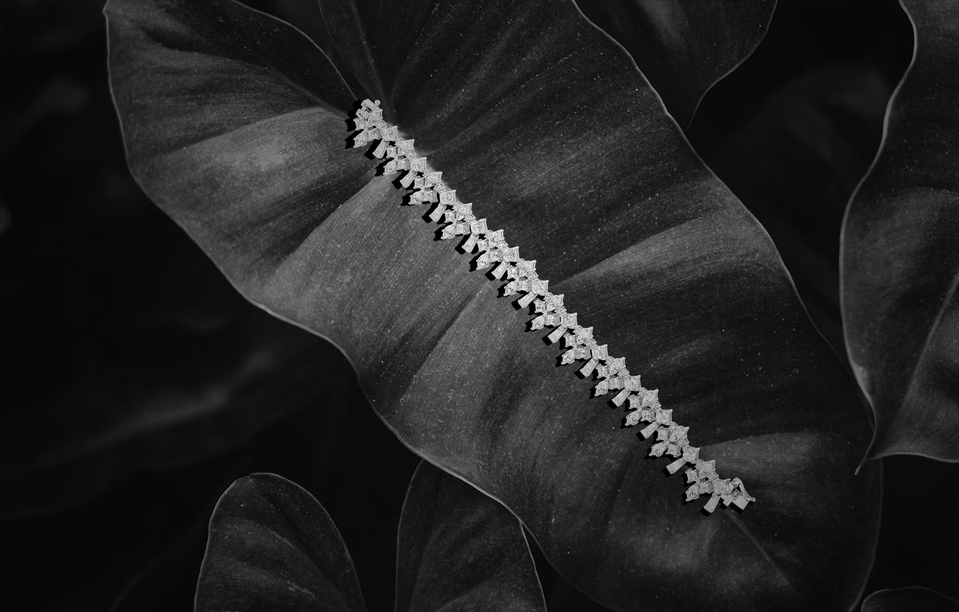 Anabela_Chan_Joailerie_Our_Bracelets_White_Gemstone_Bracelets_02_desktop