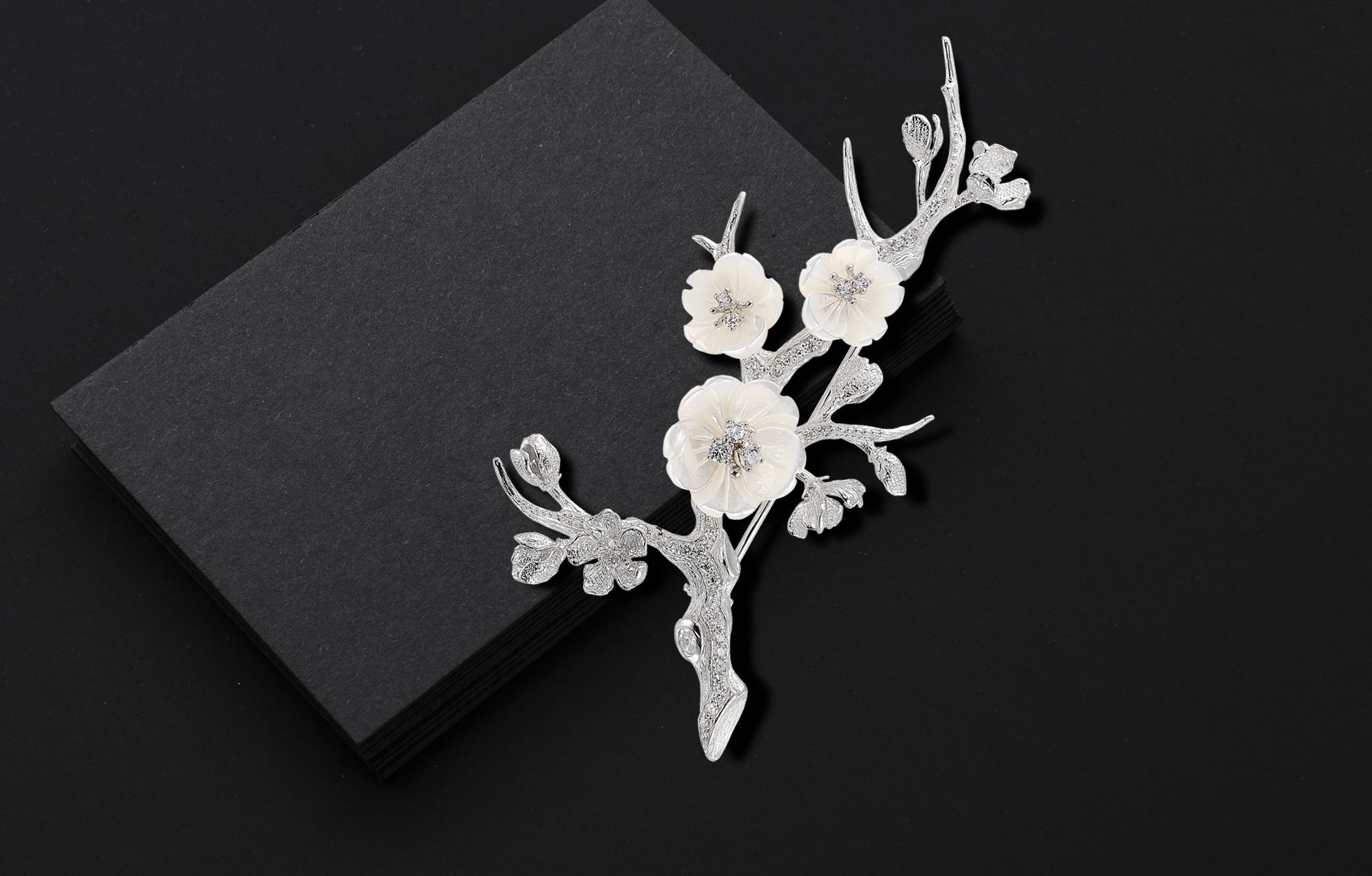 Anabela_Chan_Joailerie_Our_Brooches_White_Gemstone_Brooches_desktop
