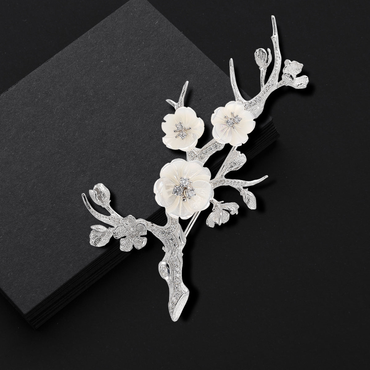 Anabela_Chan_Joailerie_Our_Brooches_White_Gemstone_Brooches_mobile
