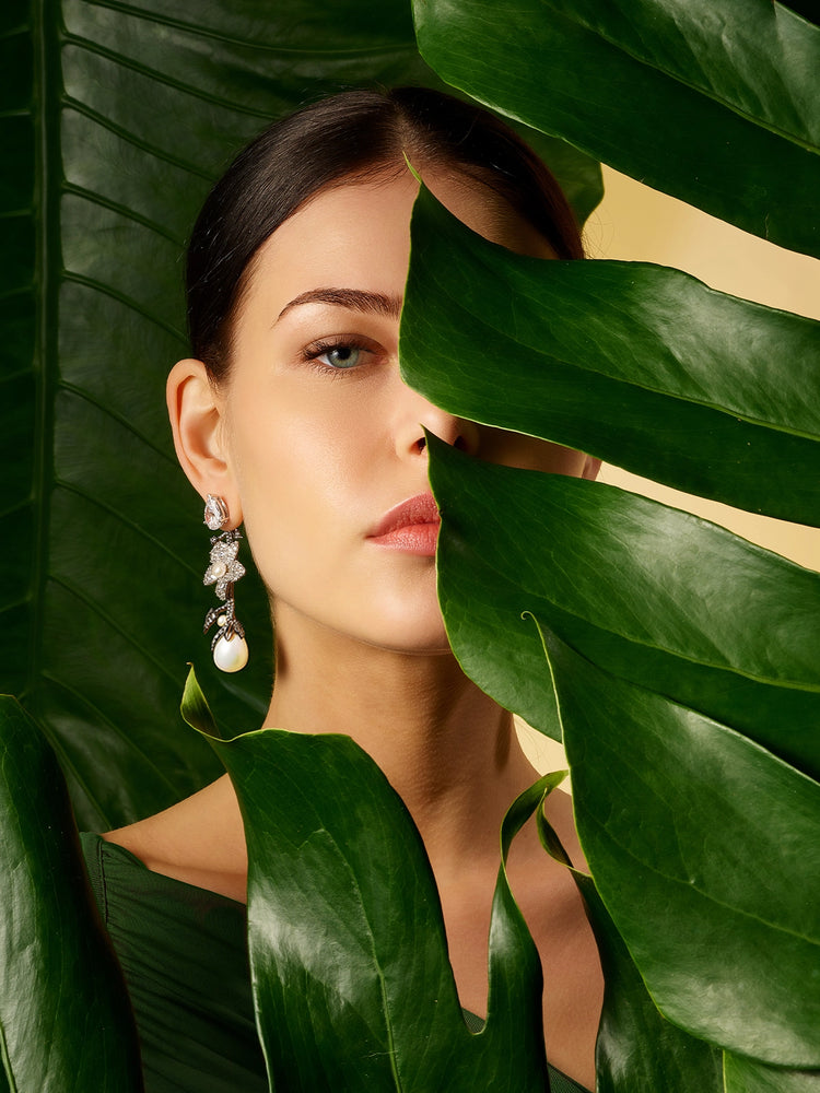 Anabela_Chan_Joailleirie_Chlorophyll_Collection_Page_Cyclamen_Pearl_Earrings_mobile