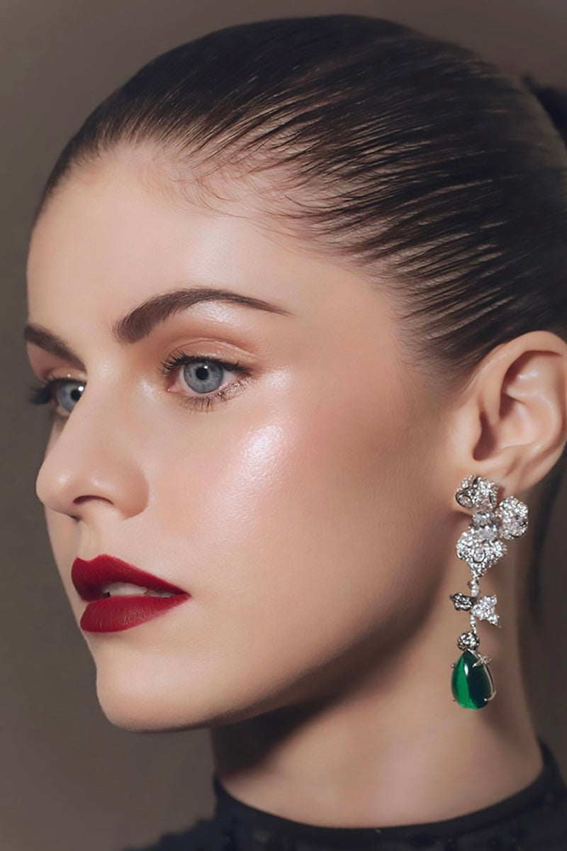 Anabela_Chan_Joaillerie_AC_x_the_Oscars_Alexandra_Daddario_wears_the_Anabela_Chan_Joaillerie_Orchid_Diamond_Emerald_earrings_at_the_2022_Academy_Awards_06
