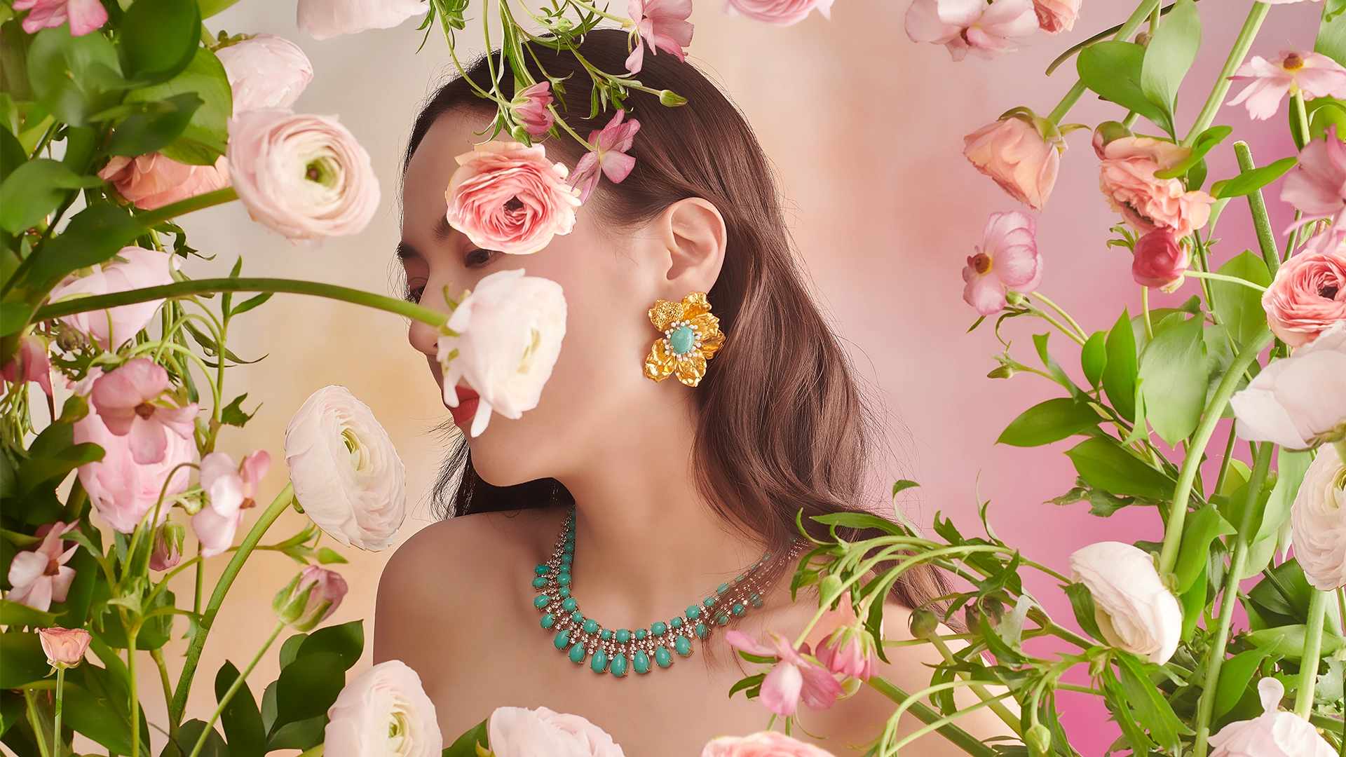 Anabela_Chan_Joaillerie_Valentine_s_Day_Diamond_Turquoise_Tutti_Frutti_Necklace_Turquoise_Roi_de_Soleil_Earrings_Floral_Fantasy_Model_Campaign_Image_01_Landing_Page_Slideshow_Landscap