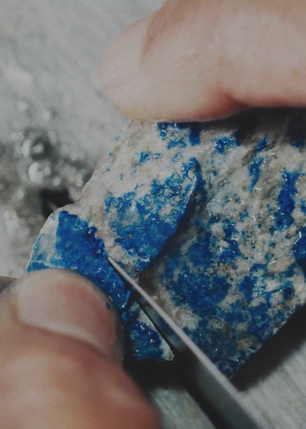Anabela Chan Joaillerie_Emerald Lapis Pebble Ring Fruit Gems™ BTS Video_mobile