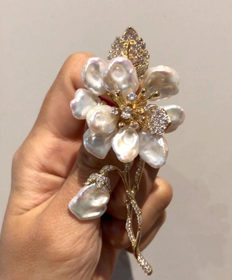 Fine top jewelry brooch