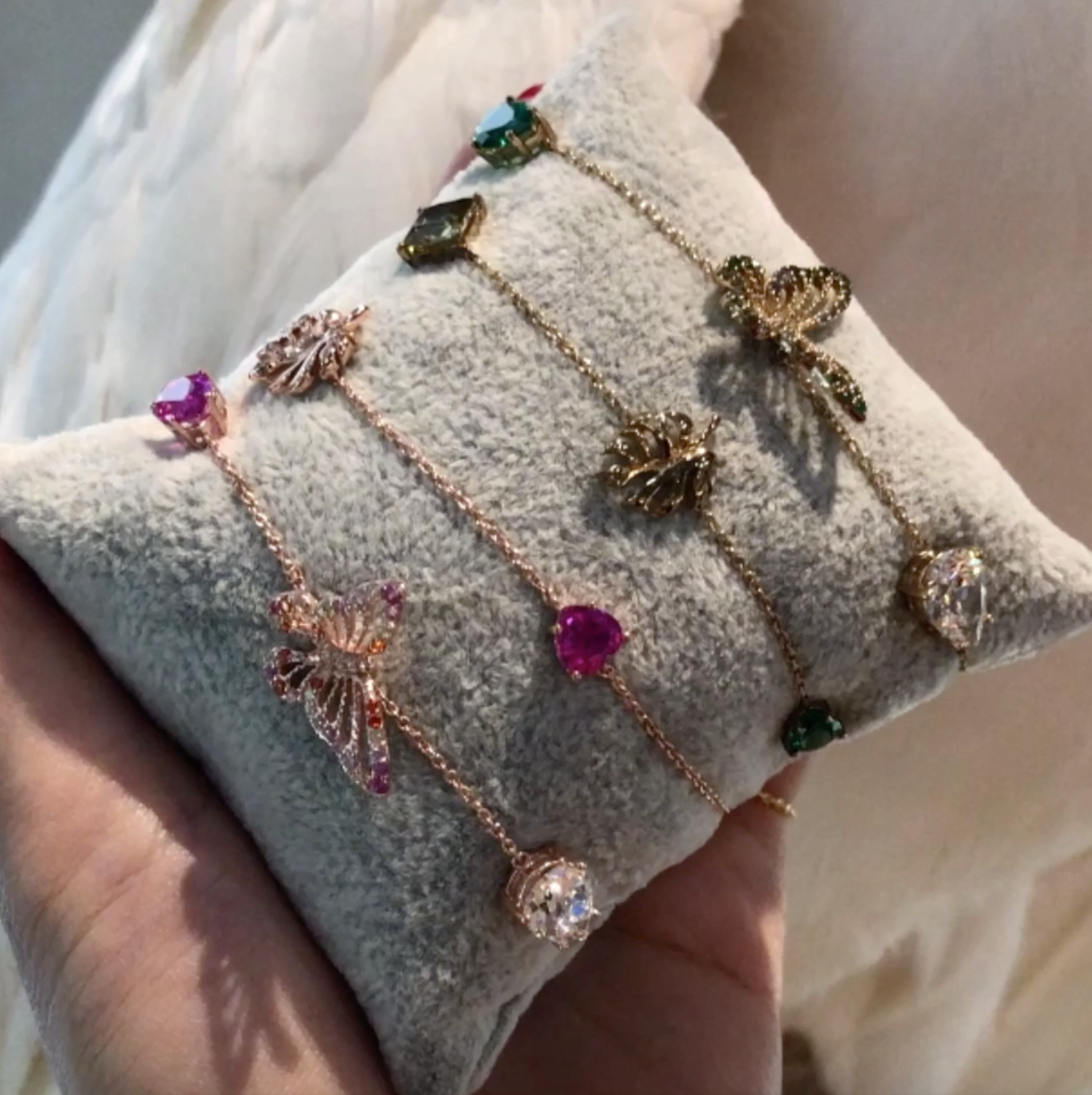 Palm Cuffs and Handlets: A New Kind of Bracelet — Vogue | Vogue